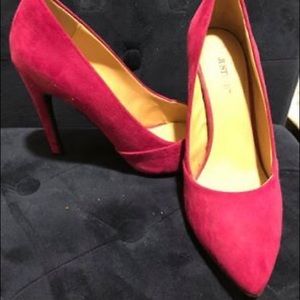 Lucinda pumps in berry